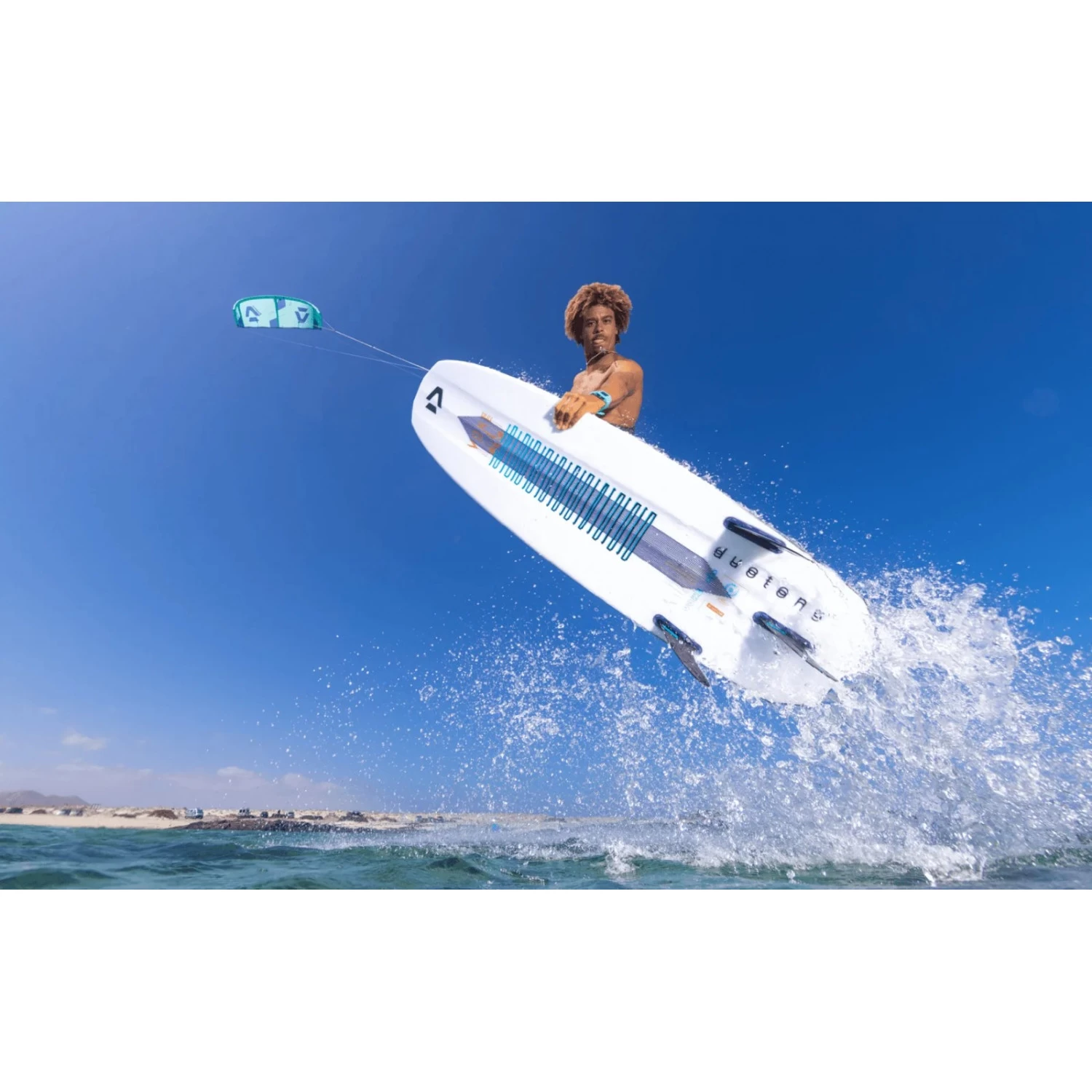 Planches Kitesurf Directionnel Duotone Voke SLS 2022 3 Planches Kitesurf Directionnel Duotone Voke SLS 2022 – Image 3