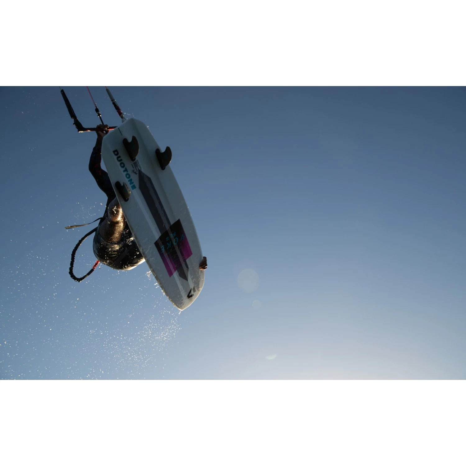 Planches Kitesurf Directionnel Duotone Voke SLS 21 2021 7 Planches Kitesurf Directionnel Duotone Voke SLS 21 2021 – Image 7