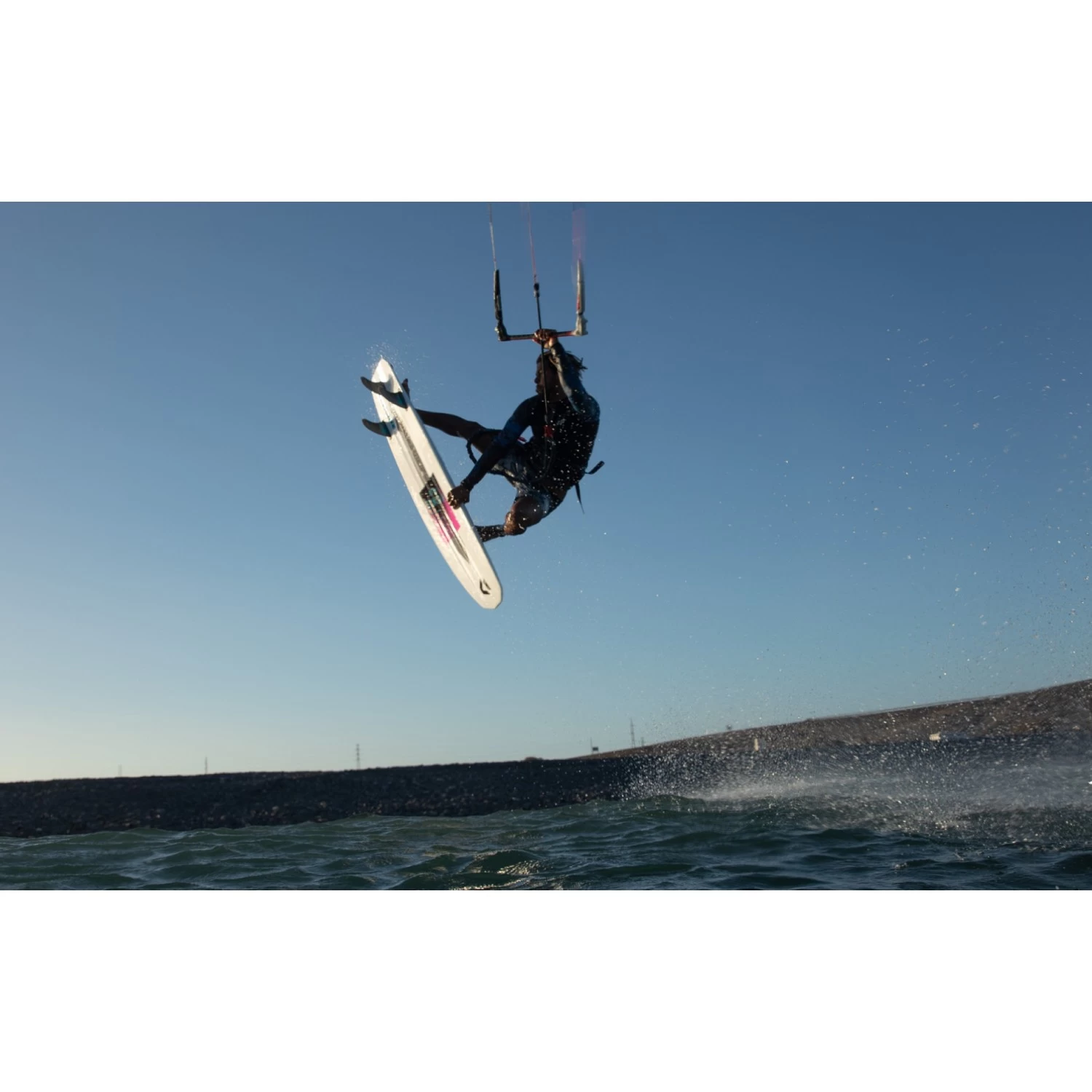 Planches Kitesurf Directionnel Duotone Voke SLS 21 2021 10 Planches Kitesurf Directionnel Duotone Voke SLS 21 2021 – Image 10